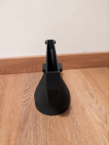 Adaptador preto para duto de ventilação com entrada retangular, vista traseira