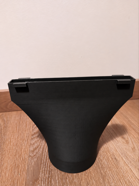 Adaptador preto para duto de ventilação com entrada retangular e saída redonda, vista frontal