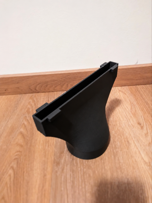 Adaptador preto conectado a mangueira de ventilação em instalação